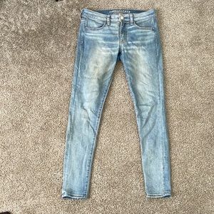 American Eagle light wash skinny jeans size 8!
